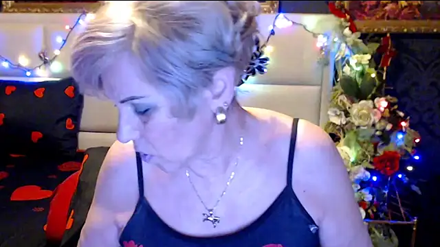 Snapshot of HappyWomanOn chatting on January 2025 10:27:01 AM HappyWomanOn online show from January 2025 10:27:01 AM