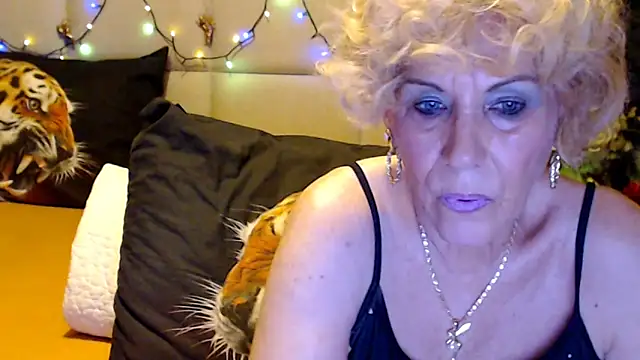 Snapshot of HappyWomanOn chatting on October 2025 05:59:01 PM HappyWomanOn online show from October 2025 05:59:01 PM