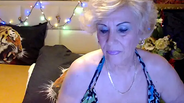 Snapshot of HappyWomanOn chatting on October 2025 09:21:02 AM HappyWomanOn online show from October 2025 09:21:02 AM
