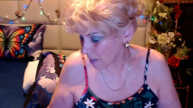 Snapshot of HappyWomanOn chatting on November 2025 10:06:02 AM HappyWomanOn online show from November 2025 10:06:02 AM