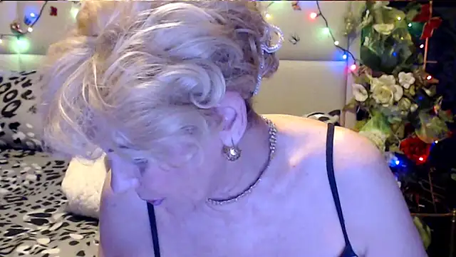 Snapshot of HappyWomanOn chatting on November 2025 08:08:02 PM HappyWomanOn online show from November 2025 08:08:02 PM