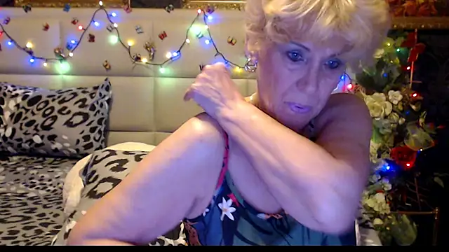 Snapshot of HappyWomanOn chatting on November 2025 10:10:02 AM HappyWomanOn online show from November 2025 10:10:02 AM