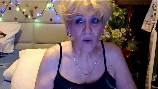 Snapshot of HappyWomanOn chatting on November 2025 09:45:01 AM HappyWomanOn online show from November 2025 09:45:01 AM