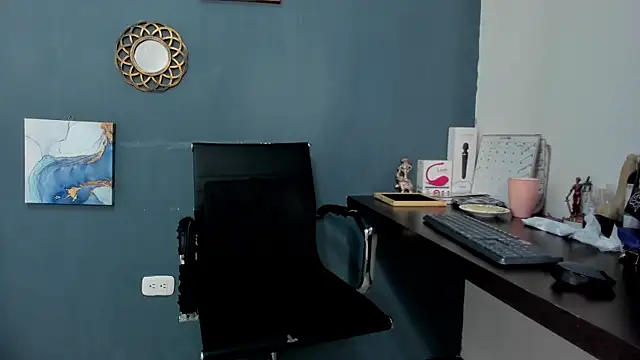 nia  white online show from December 2024 04:46:02 PM