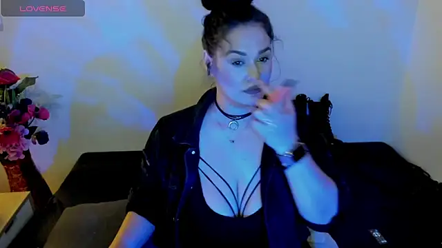 Snapshot of Laura_sinner chatting on June 2026 06:10:02 PM Laura sinner online show from June 2026 06:10:02 PM
