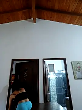 LunaZambrano online show from April 2026 07:19:01 PM