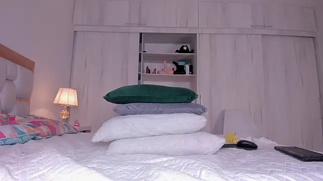 Snapshot of mia_hank chatting on January 2025 05:42:02 PM mia hank online show from January 2025 05:42:02 PM