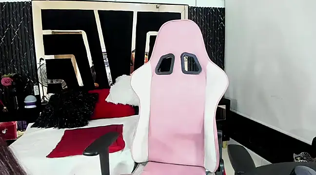 Snapshot of dirtylola39 chatting on February 2025 02:08:01 PM dirtylola39 online show from February 2025 02:08:01 PM