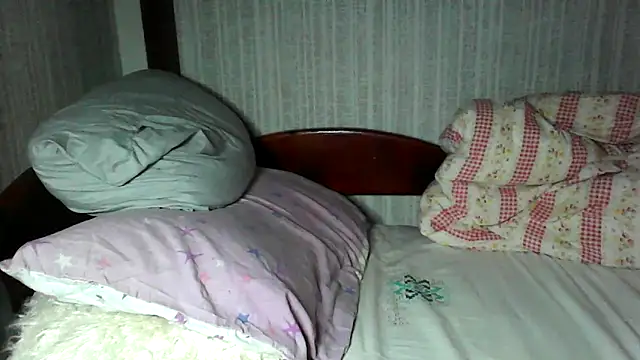 Snapshot of Alma_Evelynne chatting on December 2025 11:00:02 PM Alma Evelynne online show from December 2025 11:00:02 PM