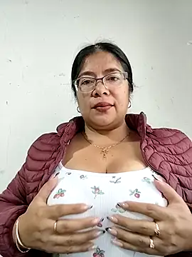 Snapshot of __valentina18 chatting on November 2025 01:10:01 PM valentina18 online show from November 2025 01:10:01 PM