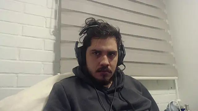 Snapshot of hung_weeb chatting on April 2026 02:39:01 AM hung weeb online show from April 2026 02:39:01 AM