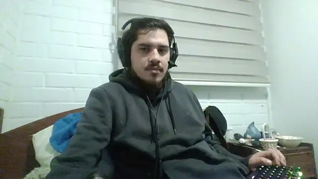 Snapshot of hung_weeb chatting on April 2026 01:19:02 AM hung weeb online show from April 2026 01:19:02 AM