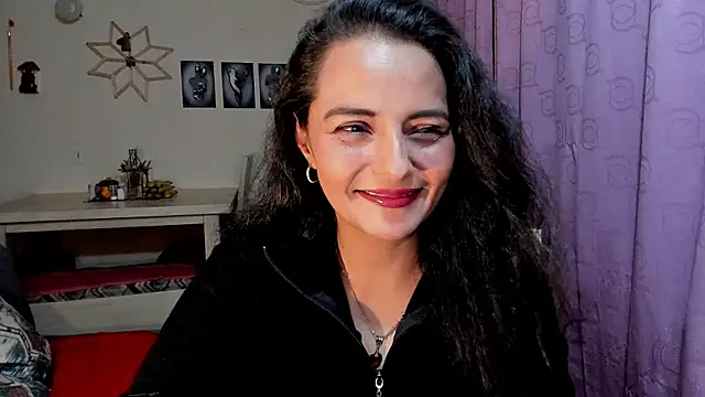 Snapshot of emma_luxy chatting on April 2026 05:18:02 AM emma luxy online show from April 2026 05:18:02 AM