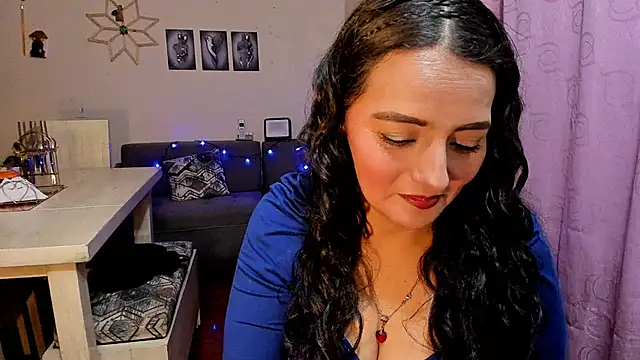 Snapshot of emma_luxy chatting on April 2026 11:40:02 PM emma luxy online show from April 2026 11:40:02 PM