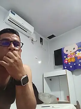 Snapshot of El-reyleon chatting on May 2026 01:03:02 AM El-reyleon online show from May 2026 01:03:02 AM