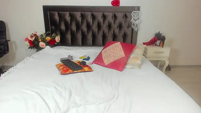 MarciaColins online show from October 2025 06:57:02 PM