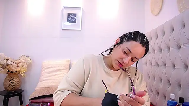 Snapshot of MIchelMomet chatting on January 2025 01:42:01 PM MIchelMomet online show from January 2025 01:42:01 PM