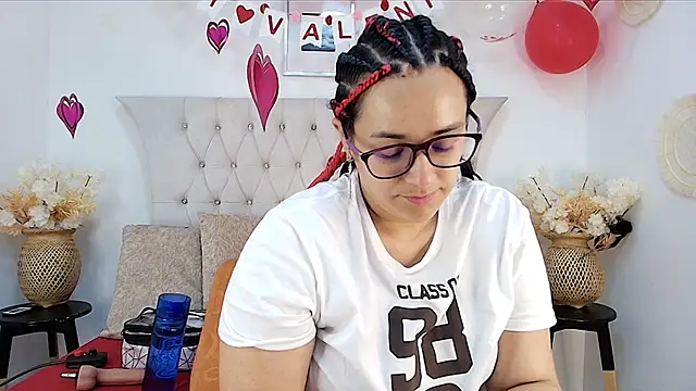 Snapshot of MIchelMomet chatting on February 2025 01:05:01 PM MIchelMomet online show from February 2025 01:05:01 PM