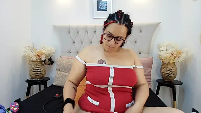 Snapshot of MIchelMomet chatting on February 2025 04:15:01 AM MIchelMomet online show from February 2025 04:15:01 AM