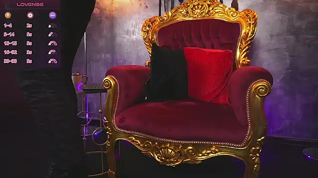 Snapshot of EmpressDesires chatting on December 2024 09:39:01 AM EmpressDesires online show from December 2024 09:39:01 AM