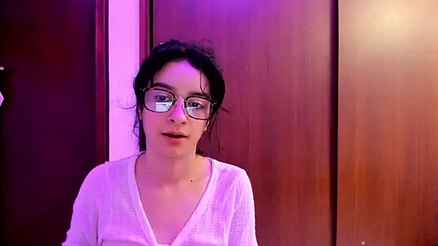 Snapshot of _Lunnaa_ chatting on February 2025 04:25:01 AM  Lunnaa  online show from February 2025 04:25:01 AM