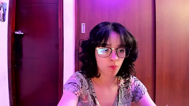Snapshot of _Lunnaa_ chatting on February 2025 12:41:02 AM  Lunnaa  online show from February 2025 12:41:02 AM