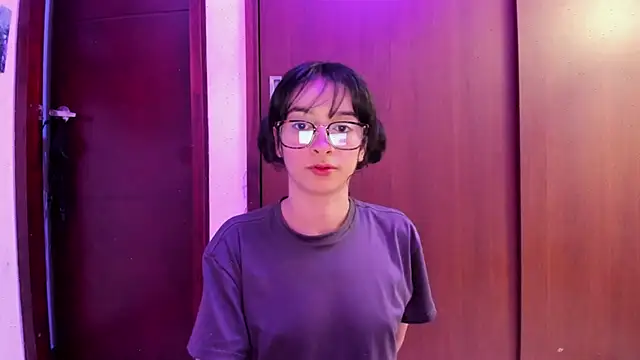 Snapshot of _Lunnaa_ chatting on February 2025 01:57:01 AM  Lunnaa  online show from February 2025 01:57:01 AM