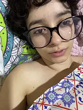 Snapshot of _Lunnaa_ chatting on March 2026 03:32:01 AM Lunnaa online show from March 2026 03:32:01 AM