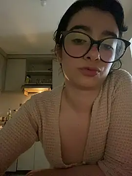 Snapshot of _Lunnaa_ chatting on April 2026 02:42:01 AM Lunnaa online show from April 2026 02:42:01 AM