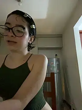 Snapshot of _Lunnaa_ chatting on April 2026 12:37:02 AM Lunnaa online show from April 2026 12:37:02 AM