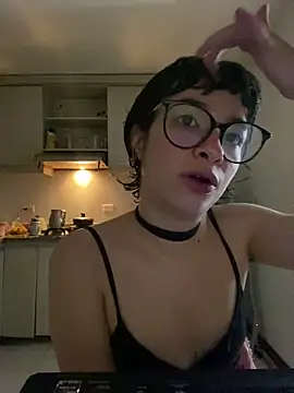 Snapshot of _Lunnaa_ chatting on April 2026 01:30:01 AM Lunnaa online show from April 2026 01:30:01 AM