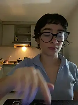 Snapshot of _Lunnaa_ chatting on April 2026 01:59:01 AM Lunnaa online show from April 2026 01:59:01 AM