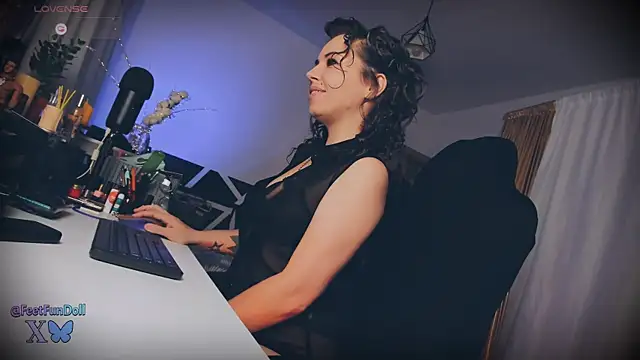 Snapshot of LisaDove chatting on December 2024 01:03:02 AM LisaDove online show from December 2024 01:03:02 AM