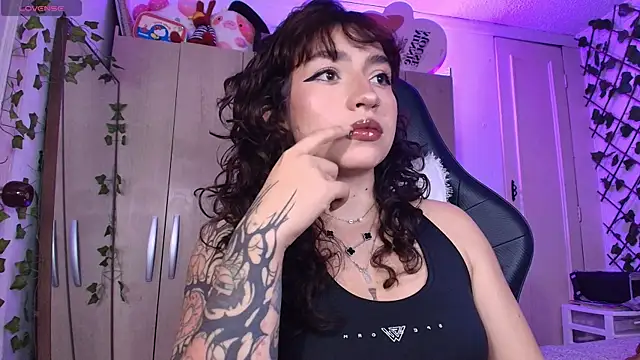 Snapshot of valenor_ chatting on July 2026 04:15:02 AM valenor online show from July 2026 04:15:02 AM