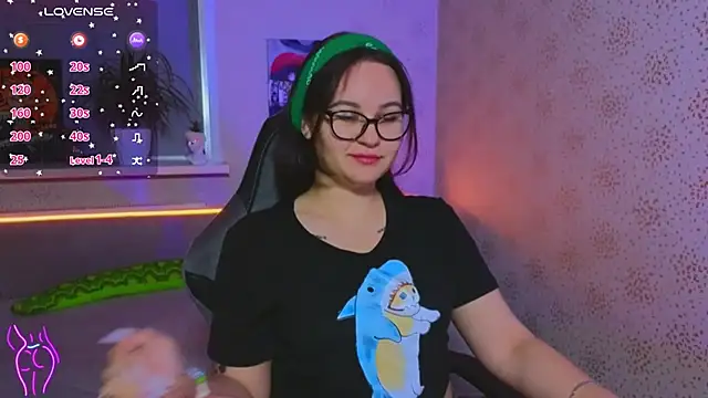 Snapshot of EsterLogan chatting on October 2025 06:46:02 AM EsterLogan online show from October 2025 06:46:02 AM