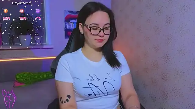 Snapshot of EsterLogan chatting on October 2025 08:48:01 AM EsterLogan online show from October 2025 08:48:01 AM