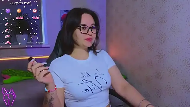 Snapshot of EsterLogan chatting on October 2025 08:15:02 AM EsterLogan online show from October 2025 08:15:02 AM