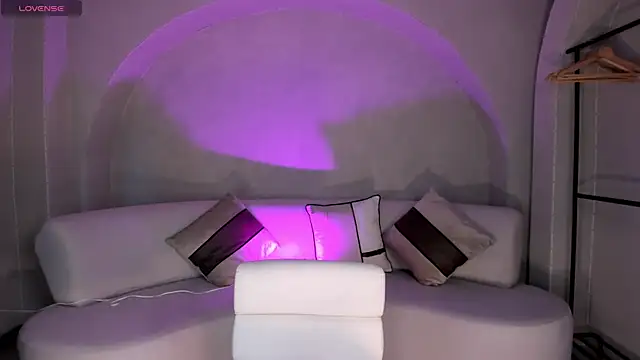 NiaHolland online show from September 2025 06:00:01 PM