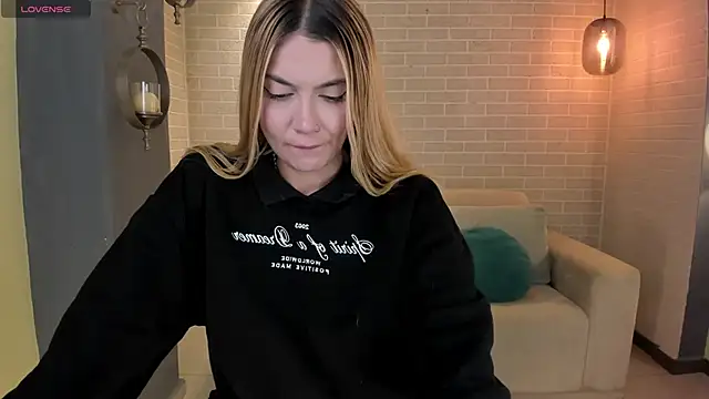 NiaHolland online show from October 2025 06:14:02 PM