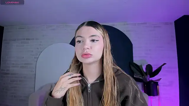 NiaHolland online show from May 2026 11:43:02 PM
