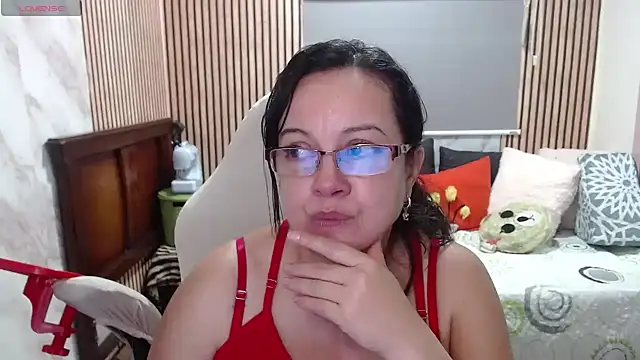 Sonialorens  online show from June 2026 10:33:02 PM