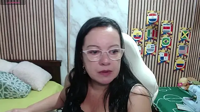 Sonialorens  online show from June 2026 01:04:01 PM