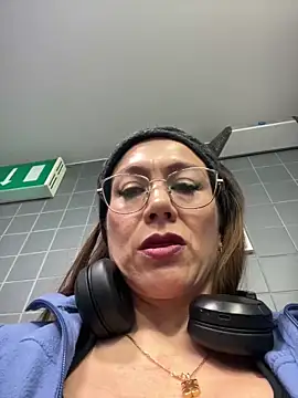 Snapshot of angelitasexy81 chatting on March 2025 09:05:01 AM angelitasexy81 online show from March 2025 09:05:01 AM