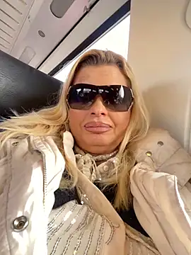 Snapshot of Lisavontease chatting on February 2025 02:35:02 PM Lisavontease online show from February 2025 02:35:02 PM