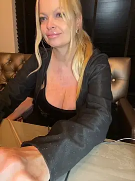 Snapshot of Lisavontease chatting on October 2025 10:43:02 PM Lisavontease online show from October 2025 10:43:02 PM