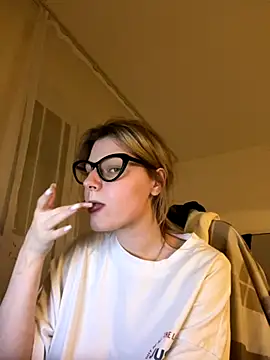 Snapshot of MaryHiggins chatting on November 2025 01:16:01 AM MaryHiggins online show from November 2025 01:16:01 AM