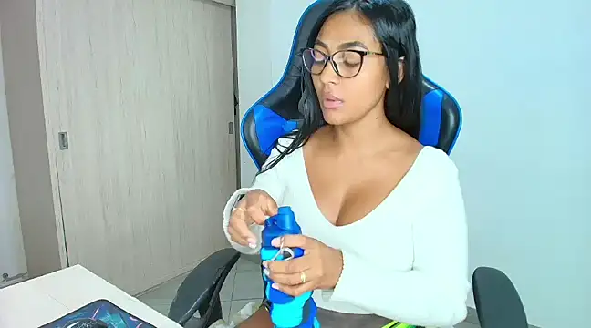 Snapshot of sophiax-x chatting on December 2024 12:05:02 PM sophiax-x online show from December 2024 12:05:02 PM