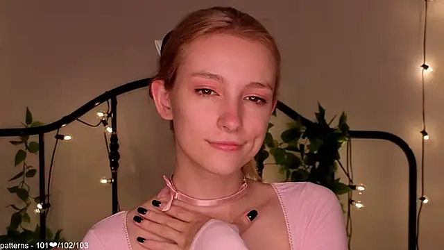 Snapshot of berrry_girl chatting on May 2026 12:01:01 PM berrry girl online show from May 2026 12:01:01 PM
