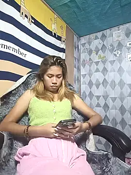 Snapshot of Cutie_body11 chatting on January 2025 03:54:02 AM Cutie body11 online show from January 2025 03:54:02 AM