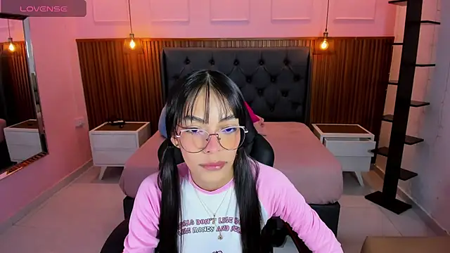 AMELIELEONE online show from April 2026 12:22:01 PM